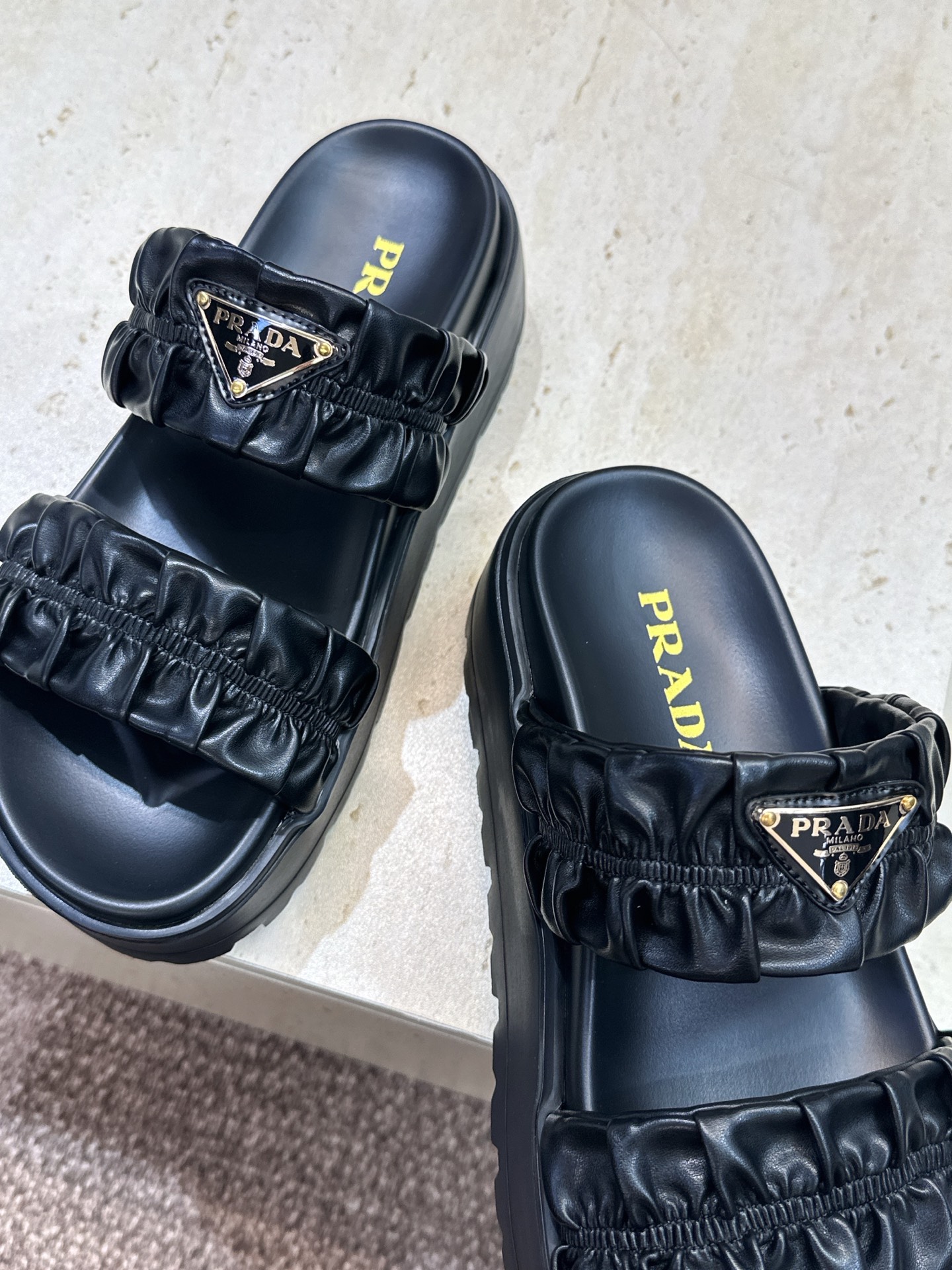顶级版 PRADA 普拉达 2026春夏新款时尚厚底休闲女鞋 P家字母logo标志性徽章三角标五金扣圆头镂空露趾时尚沙滩 顶级版 PRADA 普拉达 2026春夏新款时尚厚底休闲女鞋 P家字母logo标志性徽章三角标五金扣圆头镂空露趾时尚沙滩