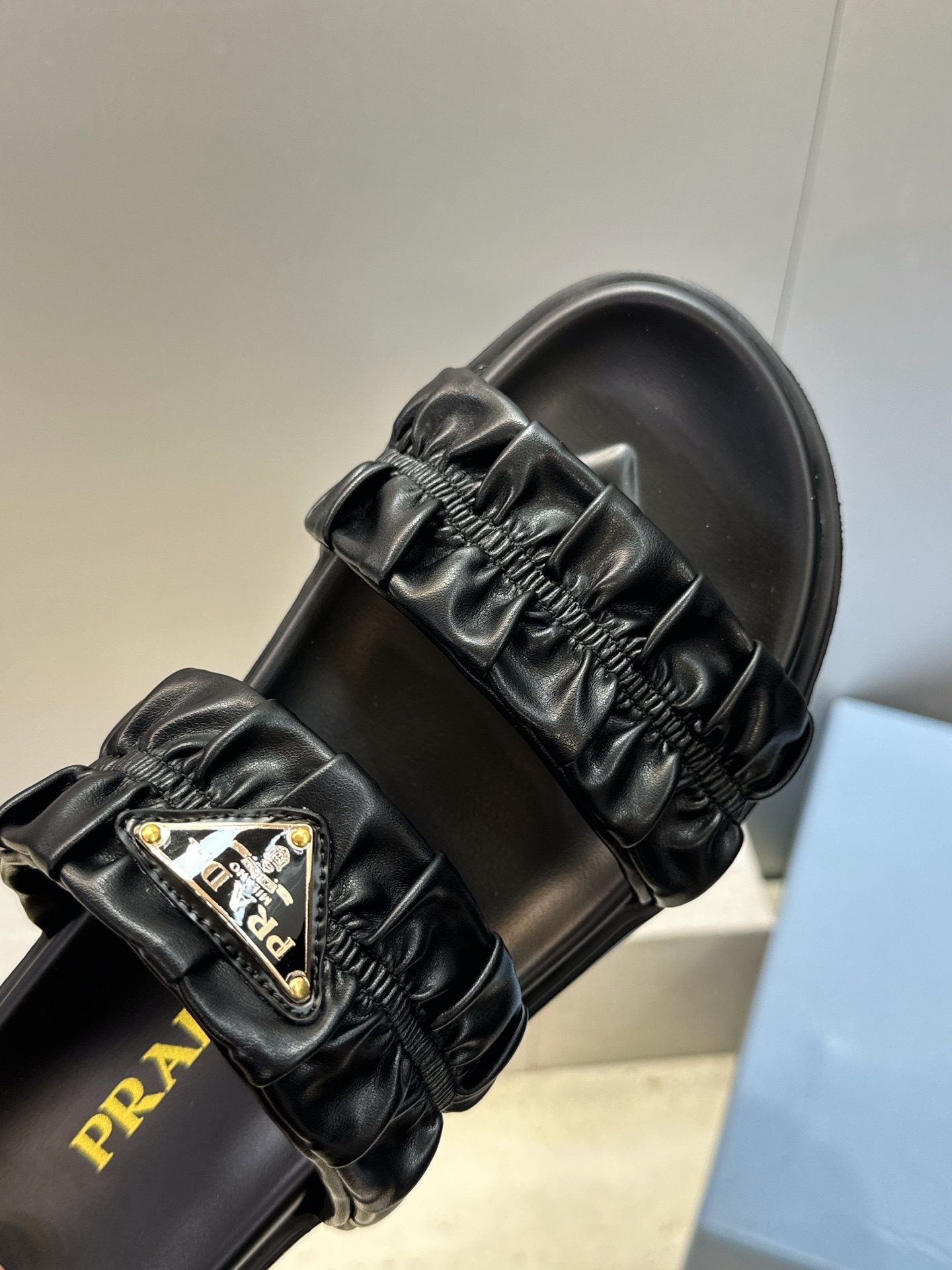 顶级版 PRADA 普拉达 2026春夏新款时尚厚底休闲女鞋 P家字母logo标志性徽章三角标五金扣圆头镂空露趾时尚沙滩 顶级版 PRADA 普拉达 2026春夏新款时尚厚底休闲女鞋 P家字母logo标志性徽章三角标五金扣圆头镂空露趾时尚沙滩