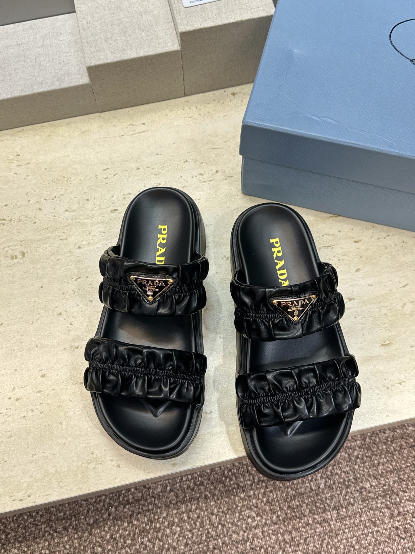 顶级版 PRADA 普拉达 2026春夏新款时尚厚底休闲女鞋 P家字母logo标志性徽章三角标五金扣圆头镂空露趾时尚沙滩 顶级版 PRADA 普拉达 2026春夏新款时尚厚底休闲女鞋 P家字母logo标志性徽章三角标五金扣圆头镂空露趾时尚沙滩