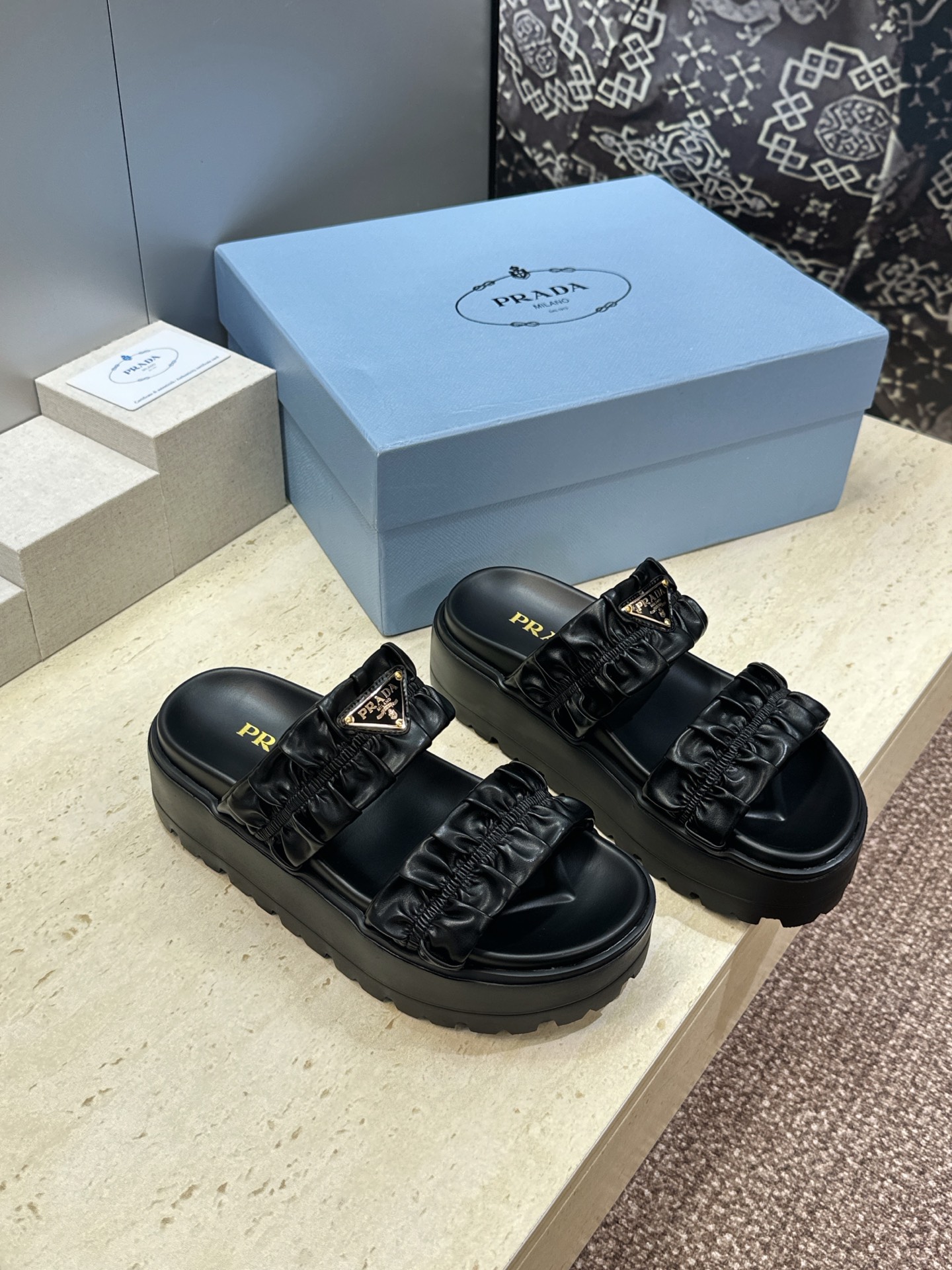 顶级版 PRADA 普拉达 2026春夏新款时尚厚底休闲女鞋 P家字母logo标志性徽章三角标五金扣圆头镂空露趾时尚沙滩 顶级版 PRADA 普拉达 2026春夏新款时尚厚底休闲女鞋 P家字母logo标志性徽章三角标五金扣圆头镂空露趾时尚沙滩