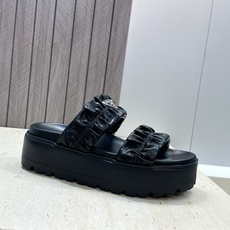 顶级版 PRADA 普拉达 2026春夏新款时尚厚底休闲女鞋 P家字母logo标志性徽章三角标五金扣圆头镂空露趾时尚沙滩 顶级版 PRADA 普拉达 2026春夏新款时尚厚底休闲女鞋 P家字母logo标志性徽章三角标五金扣圆头镂空露趾时尚沙滩