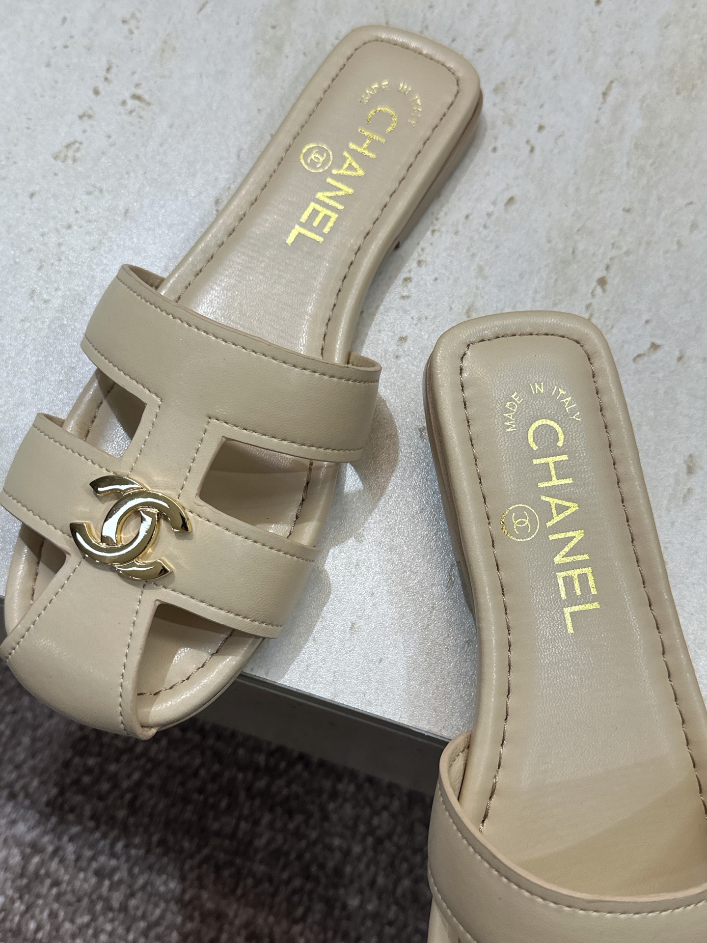 CHANEL 香奈儿 2026春夏新款罗马风格穆勒女鞋 小香双C字母logo五金扣平底圆头镂空拼色凉拖鞋 材质:鞋面进 CHANEL 香奈儿 2026春夏新款罗马风格穆勒女鞋 小香双C字母logo五金扣平底圆头镂空拼色凉拖鞋 材质:鞋面进