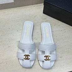 CHANEL 香奈儿 2026春夏新款罗马风格穆勒女鞋 小香双C字母logo五金扣平底圆头镂空拼色凉拖鞋 材质:鞋面进 CHANEL 香奈儿 2026春夏新款罗马风格穆勒女鞋 小香双C字母logo五金扣平底圆头镂空拼色凉拖鞋 材质:鞋面进