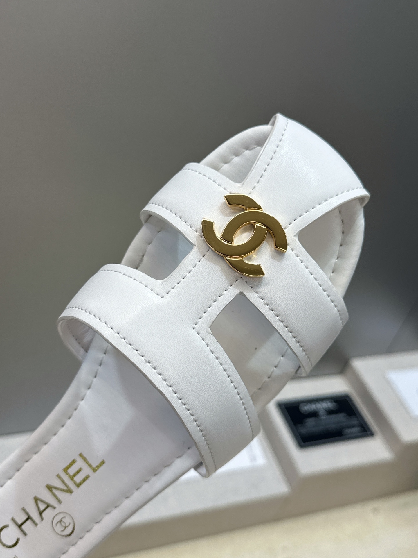 CHANEL 香奈儿 2026春夏新款罗马风格穆勒女鞋 小香双C字母logo五金扣平底圆头镂空拼色凉拖鞋 材质:鞋面进 CHANEL 香奈儿 2026春夏新款罗马风格穆勒女鞋 小香双C字母logo五金扣平底圆头镂空拼色凉拖鞋 材质:鞋面进