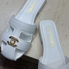 CHANEL 香奈儿 2026春夏新款罗马风格穆勒女鞋 小香双C字母logo五金扣平底圆头镂空拼色凉拖鞋 材质:鞋面进 CHANEL 香奈儿 2026春夏新款罗马风格穆勒女鞋 小香双C字母logo五金扣平底圆头镂空拼色凉拖鞋 材质:鞋面进