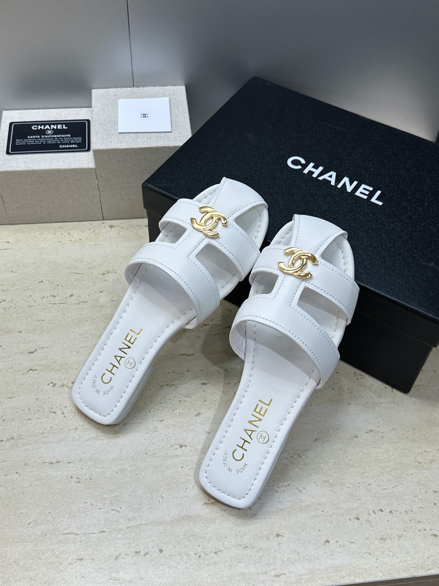 CHANEL 香奈儿 2026春夏新款罗马风格穆勒女鞋 小香双C字母logo五金扣平底圆头镂空拼色凉拖鞋 材质:鞋面进 CHANEL 香奈儿 2026春夏新款罗马风格穆勒女鞋 小香双C字母logo五金扣平底圆头镂空拼色凉拖鞋 材质:鞋面进
