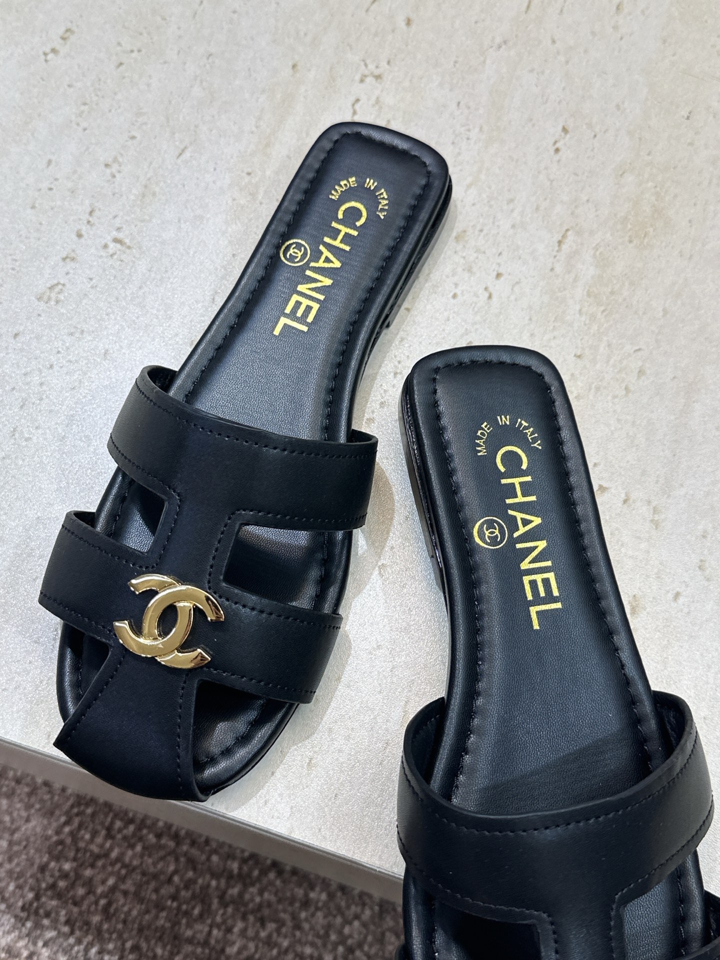 CHANEL 香奈儿 2026春夏新款罗马风格穆勒女鞋 小香双C字母logo五金扣平底圆头镂空拼色凉拖鞋 材质:鞋面进 CHANEL 香奈儿 2026春夏新款罗马风格穆勒女鞋 小香双C字母logo五金扣平底圆头镂空拼色凉拖鞋 材质:鞋面进