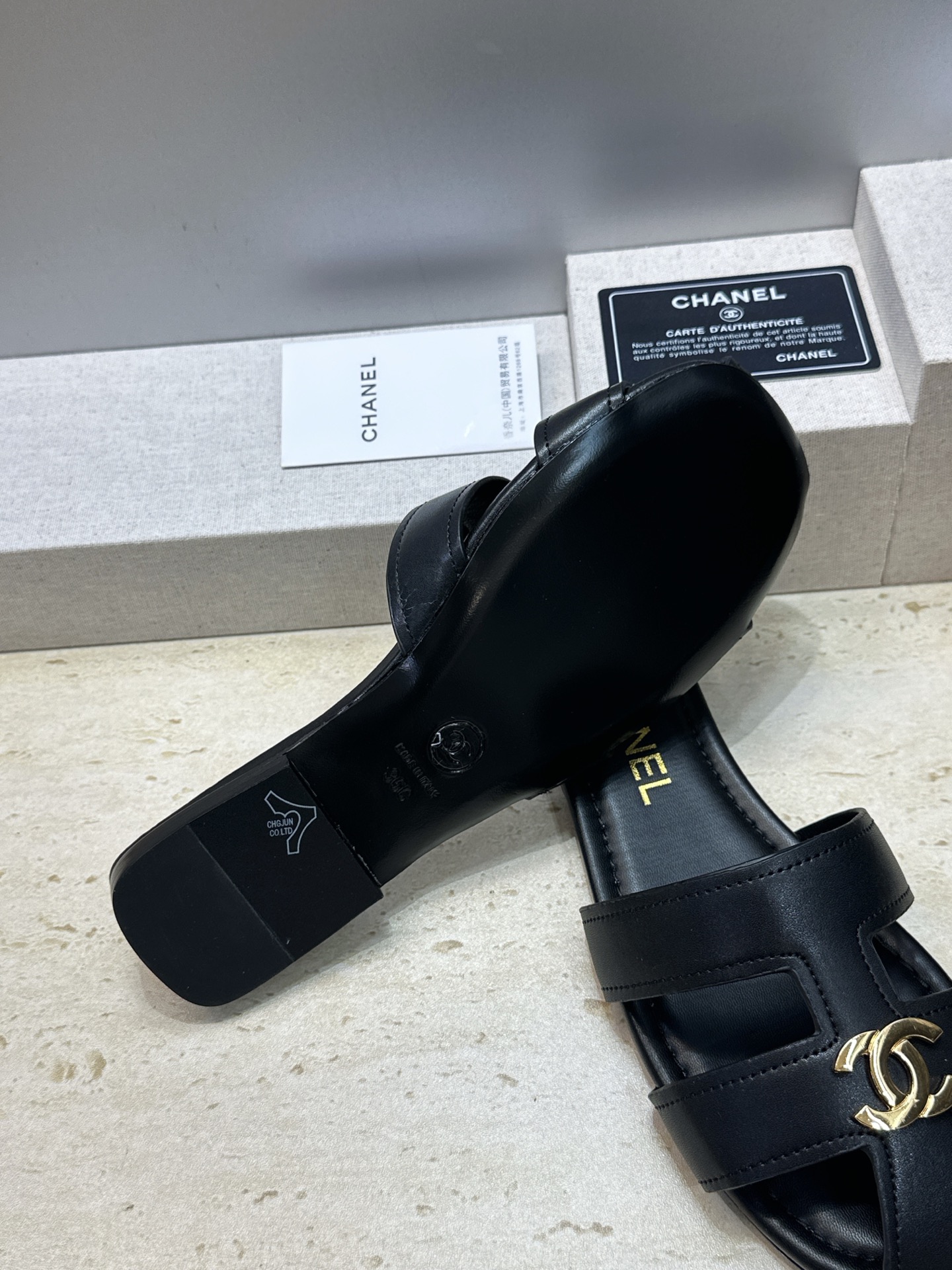 CHANEL 香奈儿 2026春夏新款罗马风格穆勒女鞋 小香双C字母logo五金扣平底圆头镂空拼色凉拖鞋 材质:鞋面进 CHANEL 香奈儿 2026春夏新款罗马风格穆勒女鞋 小香双C字母logo五金扣平底圆头镂空拼色凉拖鞋 材质:鞋面进