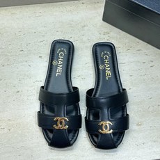 CHANEL 香奈儿 2026春夏新款罗马风格穆勒女鞋 小香双C字母logo五金扣平底圆头镂空拼色凉拖鞋 材质:鞋面进 CHANEL 香奈儿 2026春夏新款罗马风格穆勒女鞋 小香双C字母logo五金扣平底圆头镂空拼色凉拖鞋 材质:鞋面进