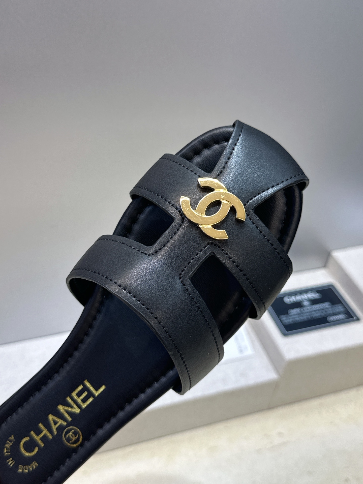 CHANEL 香奈儿 2026春夏新款罗马风格穆勒女鞋 小香双C字母logo五金扣平底圆头镂空拼色凉拖鞋 材质:鞋面进 CHANEL 香奈儿 2026春夏新款罗马风格穆勒女鞋 小香双C字母logo五金扣平底圆头镂空拼色凉拖鞋 材质:鞋面进
