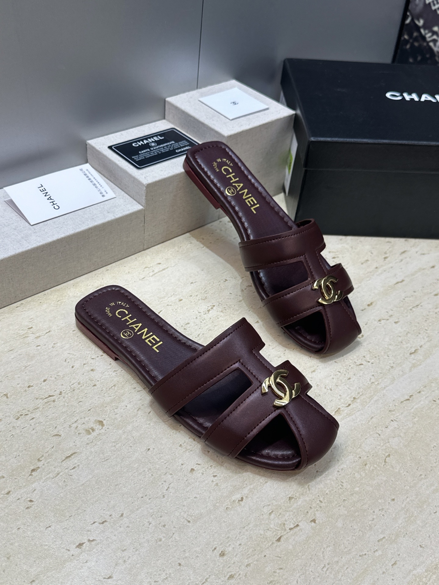 CHANEL 香奈儿 2026春夏新款罗马风格穆勒女鞋  小香双C字母logo五金扣平底圆头镂空拼色凉拖鞋 材质：鞋面进