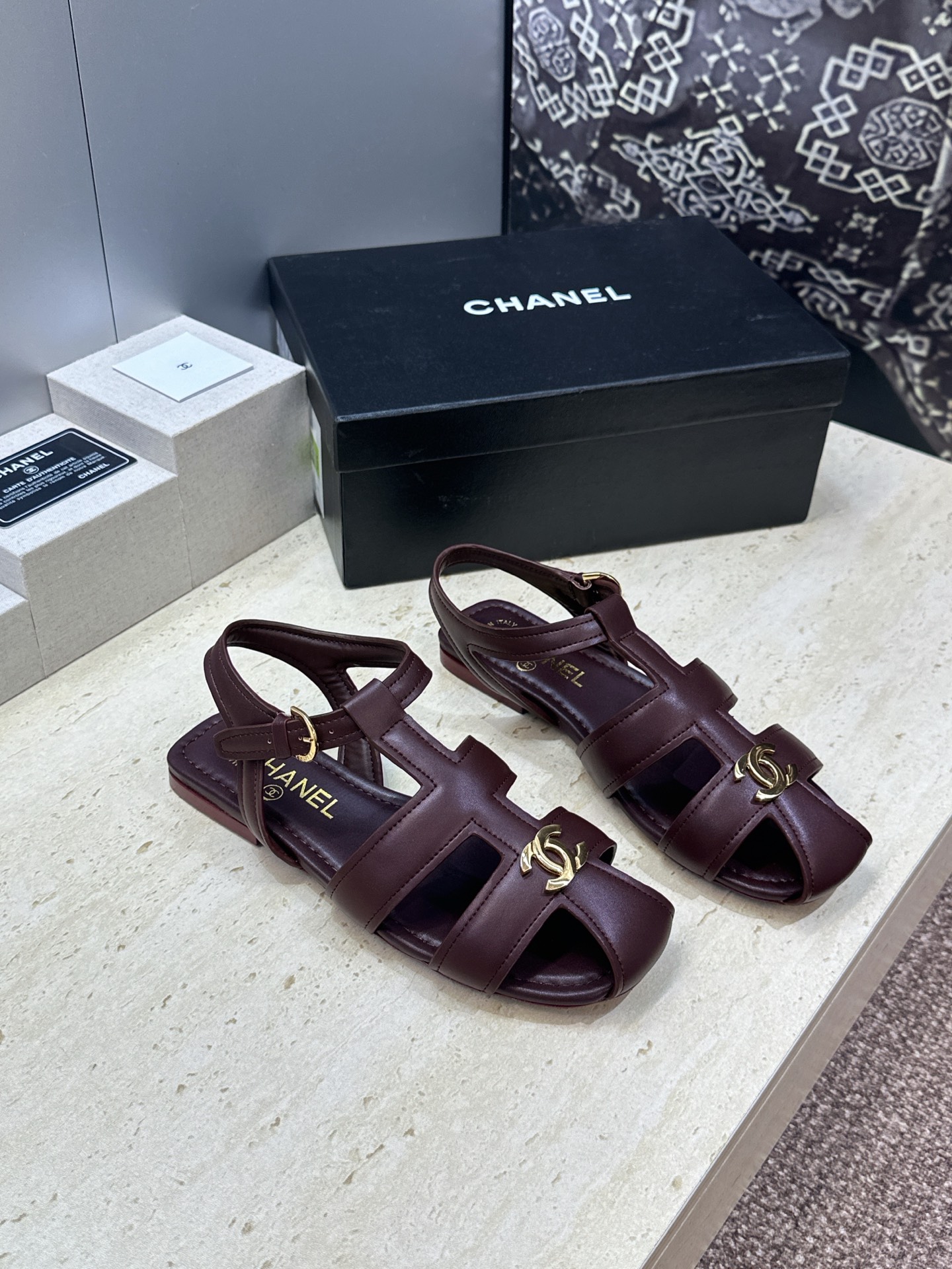 CHANEL 香奈儿 2026春夏新款罗马风格时尚女鞋 小香双C字母logo五金扣平底圆头镂空拼色凉鞋 材质:鞋面进口 CHANEL 香奈儿 2026春夏新款罗马风格时尚女鞋 小香双C字母logo五金扣平底圆头镂空拼色凉鞋 材质:鞋面进口