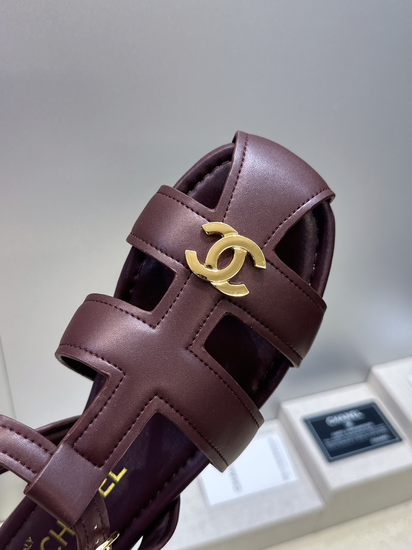 CHANEL 香奈儿 2026春夏新款罗马风格时尚女鞋  小香双C字母logo五金扣平底圆头镂空拼色凉鞋 材质：鞋面进口