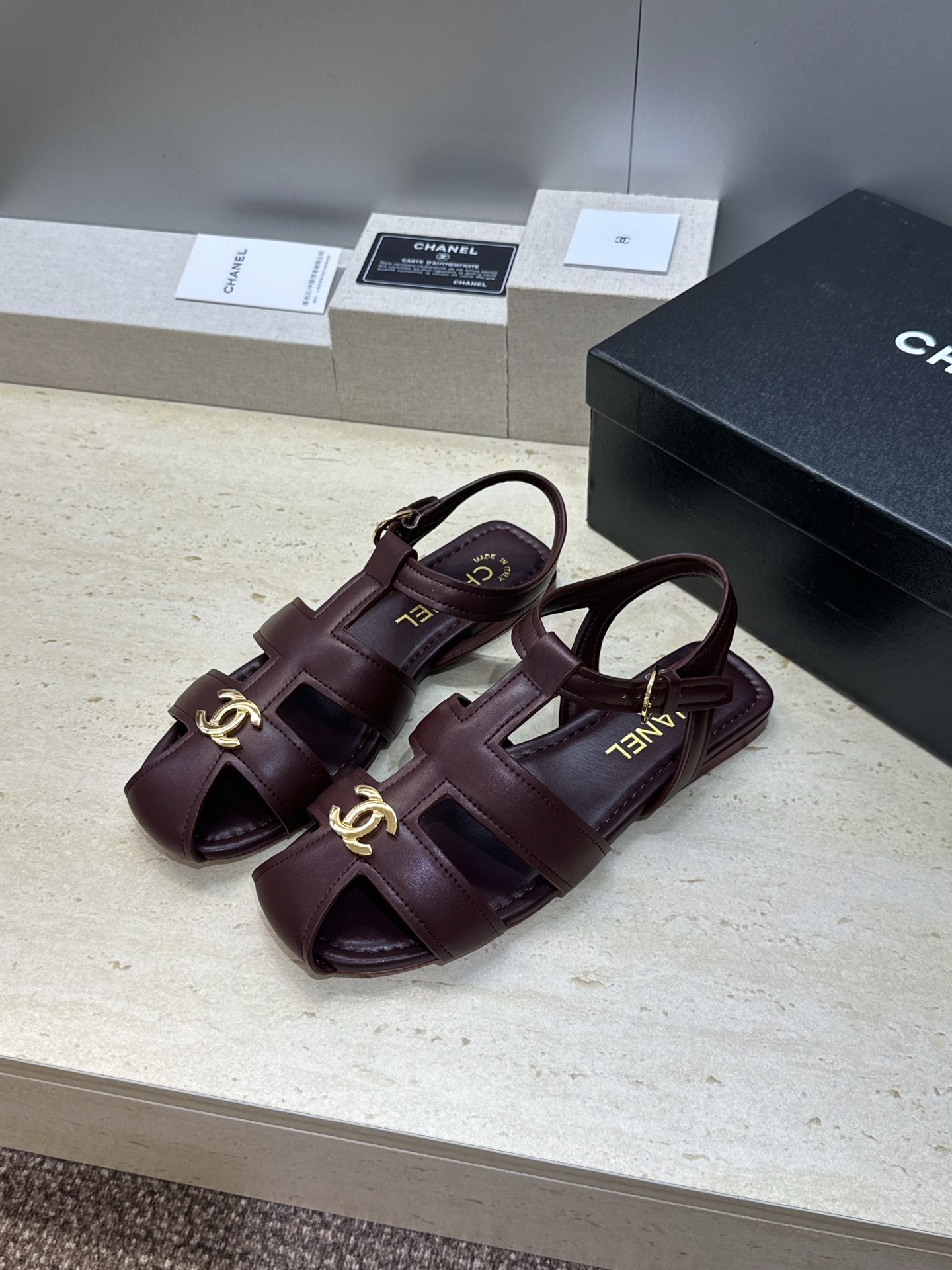 CHANEL 香奈儿 2026春夏新款罗马风格时尚女鞋  小香双C字母logo五金扣平底圆头镂空拼色凉鞋 材质：鞋面进口