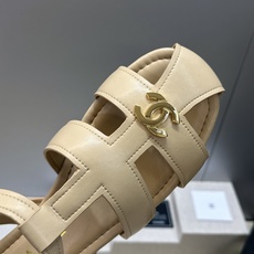 CHANEL 香奈儿 2026春夏新款罗马风格时尚女鞋 小香双C字母logo五金扣平底圆头镂空拼色凉鞋 材质:鞋面进口 CHANEL 香奈儿 2026春夏新款罗马风格时尚女鞋 小香双C字母logo五金扣平底圆头镂空拼色凉鞋 材质:鞋面进口