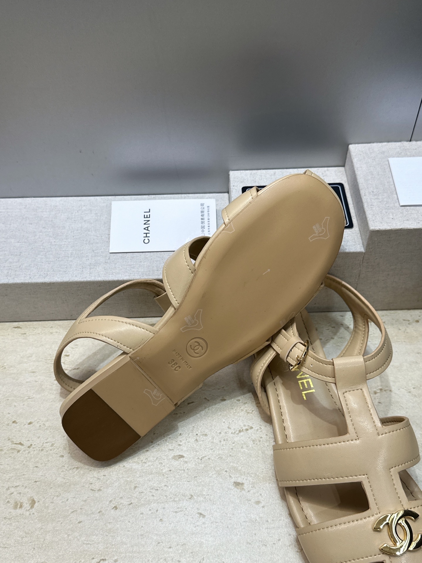 CHANEL 香奈儿 2026春夏新款罗马风格时尚女鞋 小香双C字母logo五金扣平底圆头镂空拼色凉鞋 材质:鞋面进口 CHANEL 香奈儿 2026春夏新款罗马风格时尚女鞋 小香双C字母logo五金扣平底圆头镂空拼色凉鞋 材质:鞋面进口