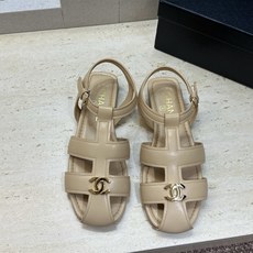 CHANEL 香奈儿 2026春夏新款罗马风格时尚女鞋 小香双C字母logo五金扣平底圆头镂空拼色凉鞋 材质:鞋面进口 CHANEL 香奈儿 2026春夏新款罗马风格时尚女鞋 小香双C字母logo五金扣平底圆头镂空拼色凉鞋 材质:鞋面进口