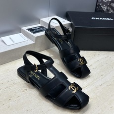 CHANEL 香奈儿 2026春夏新款罗马风格时尚女鞋 小香双C字母logo五金扣平底圆头镂空拼色凉鞋 材质:鞋面进口 CHANEL 香奈儿 2026春夏新款罗马风格时尚女鞋 小香双C字母logo五金扣平底圆头镂空拼色凉鞋 材质:鞋面进口