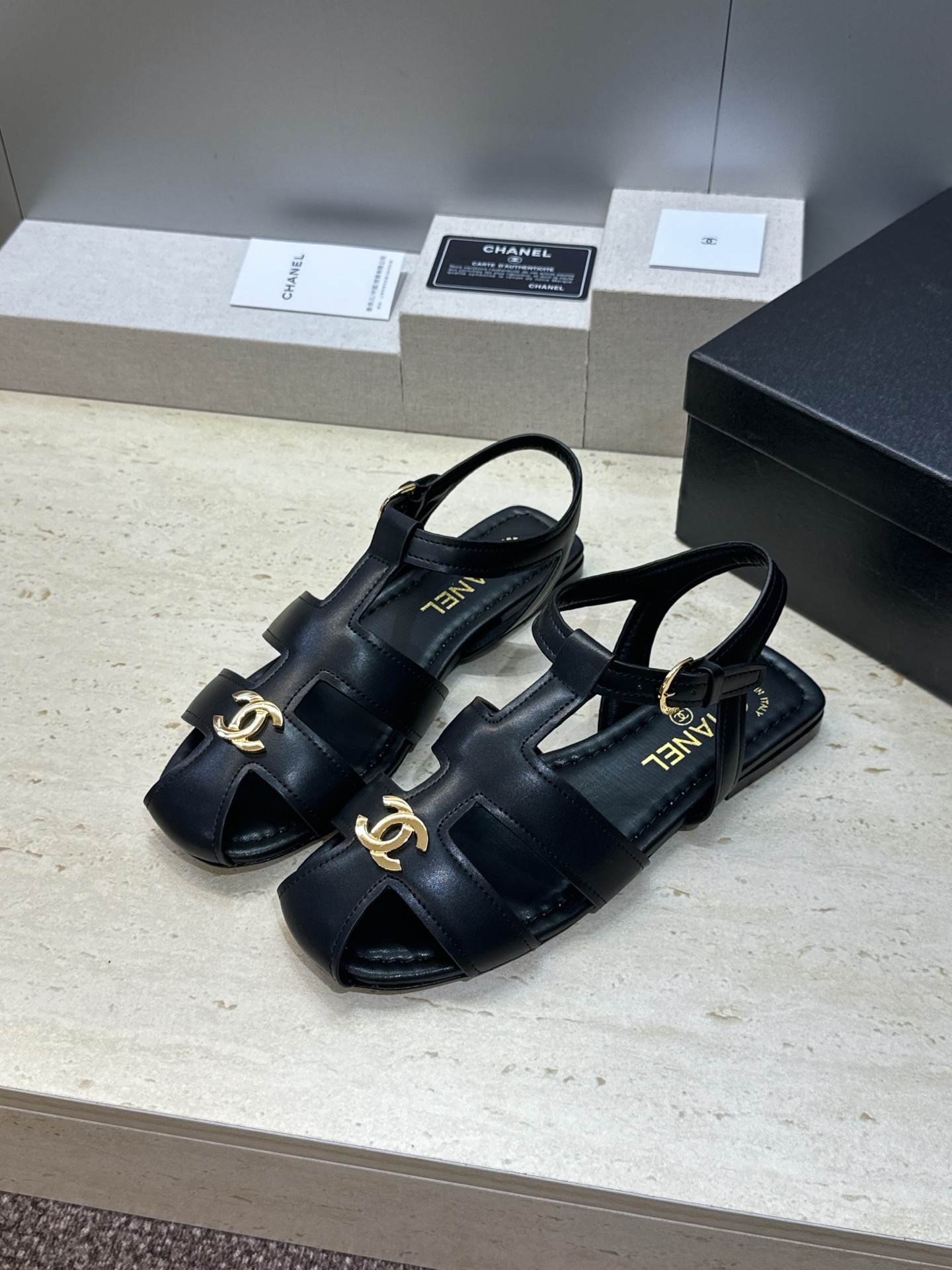 CHANEL 香奈儿 2026春夏新款罗马风格时尚女鞋 小香双C字母logo五金扣平底圆头镂空拼色凉鞋 材质:鞋面进口 CHANEL 香奈儿 2026春夏新款罗马风格时尚女鞋 小香双C字母logo五金扣平底圆头镂空拼色凉鞋 材质:鞋面进口