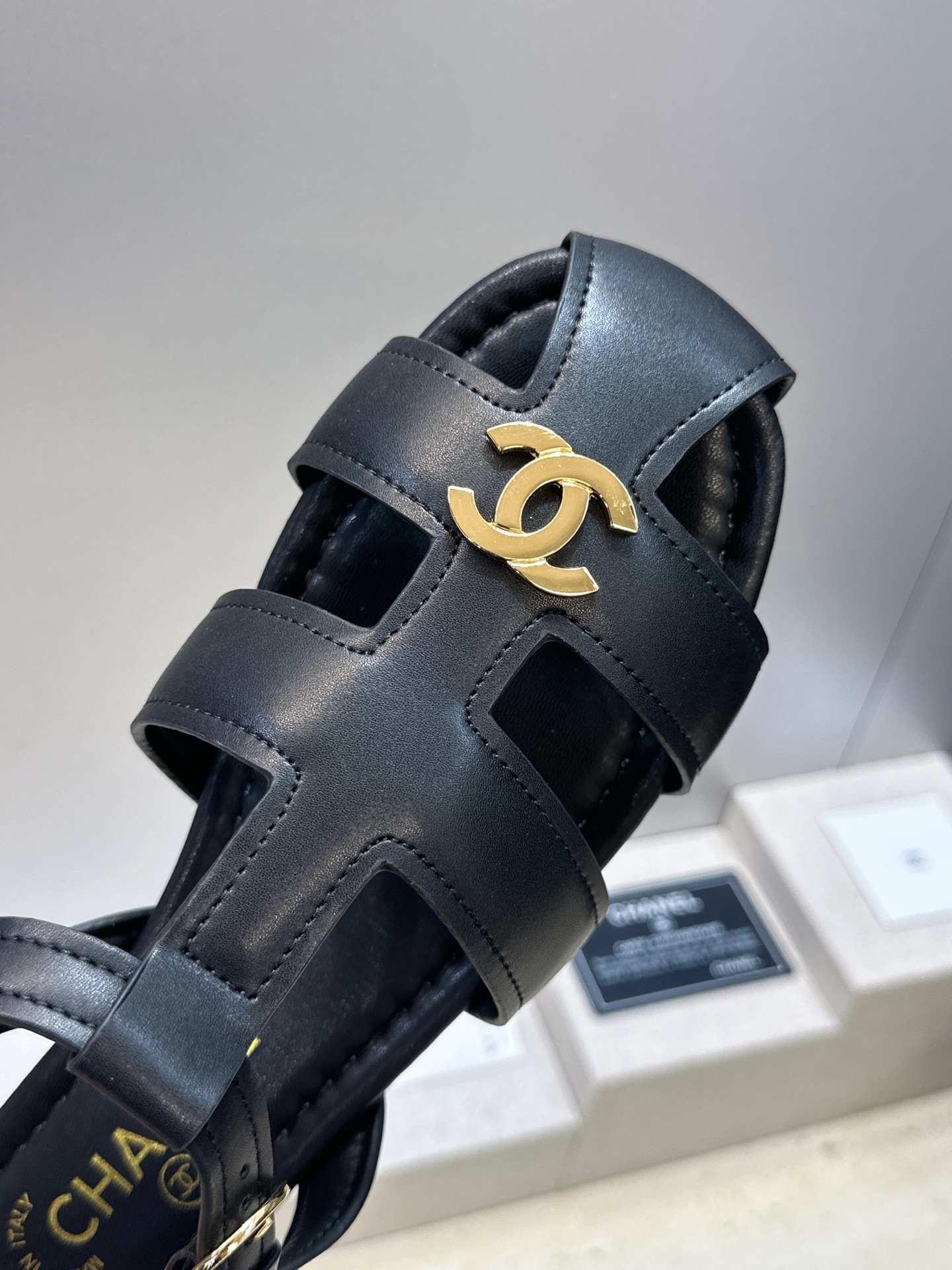 CHANEL 香奈儿 2026春夏新款罗马风格时尚女鞋 小香双C字母logo五金扣平底圆头镂空拼色凉鞋 材质:鞋面进口 CHANEL 香奈儿 2026春夏新款罗马风格时尚女鞋 小香双C字母logo五金扣平底圆头镂空拼色凉鞋 材质:鞋面进口