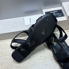 CHANEL 香奈儿 2026春夏新款罗马风格时尚女鞋 小香双C字母logo五金扣平底圆头镂空拼色凉鞋 材质:鞋面进口 CHANEL 香奈儿 2026春夏新款罗马风格时尚女鞋 小香双C字母logo五金扣平底圆头镂空拼色凉鞋 材质:鞋面进口