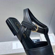 CHANEL 香奈儿 2026春夏新款罗马风格时尚女鞋 小香双C字母logo五金扣平底圆头镂空拼色凉鞋 材质:鞋面进口 CHANEL 香奈儿 2026春夏新款罗马风格时尚女鞋 小香双C字母logo五金扣平底圆头镂空拼色凉鞋 材质:鞋面进口