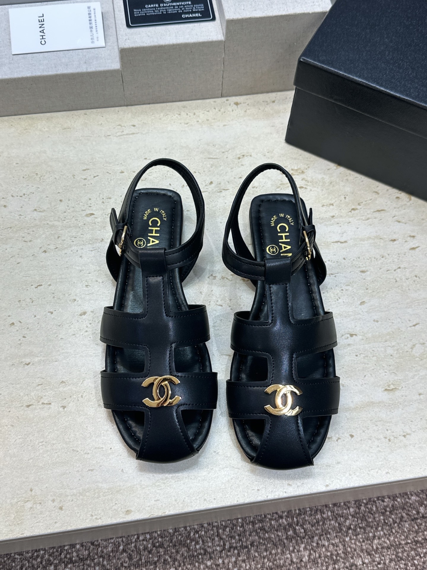 CHANEL 香奈儿 2026春夏新款罗马风格时尚女鞋 小香双C字母logo五金扣平底圆头镂空拼色凉鞋 材质:鞋面进口 CHANEL 香奈儿 2026春夏新款罗马风格时尚女鞋 小香双C字母logo五金扣平底圆头镂空拼色凉鞋 材质:鞋面进口
