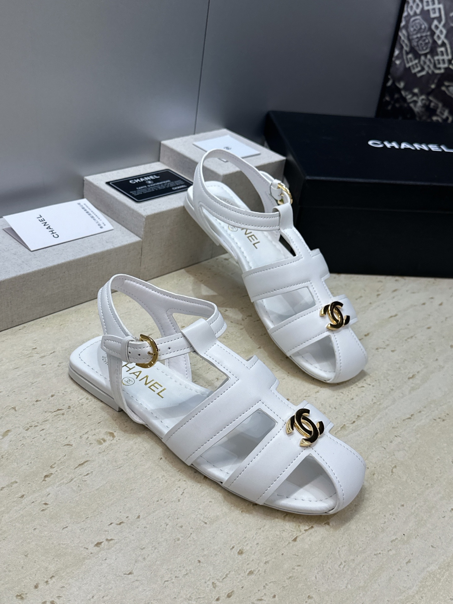 CHANEL 香奈儿 2026春夏新款罗马风格时尚女鞋 小香双C字母logo五金扣平底圆头镂空拼色凉鞋 材质:鞋面进口 CHANEL 香奈儿 2026春夏新款罗马风格时尚女鞋 小香双C字母logo五金扣平底圆头镂空拼色凉鞋 材质:鞋面进口