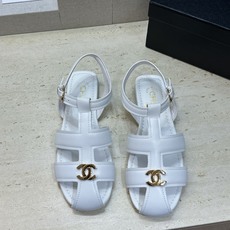 CHANEL 香奈儿 2026春夏新款罗马风格时尚女鞋 小香双C字母logo五金扣平底圆头镂空拼色凉鞋 材质:鞋面进口 CHANEL 香奈儿 2026春夏新款罗马风格时尚女鞋 小香双C字母logo五金扣平底圆头镂空拼色凉鞋 材质:鞋面进口