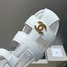 CHANEL 香奈儿 2026春夏新款罗马风格时尚女鞋 小香双C字母logo五金扣平底圆头镂空拼色凉鞋 材质:鞋面进口 CHANEL 香奈儿 2026春夏新款罗马风格时尚女鞋 小香双C字母logo五金扣平底圆头镂空拼色凉鞋 材质:鞋面进口