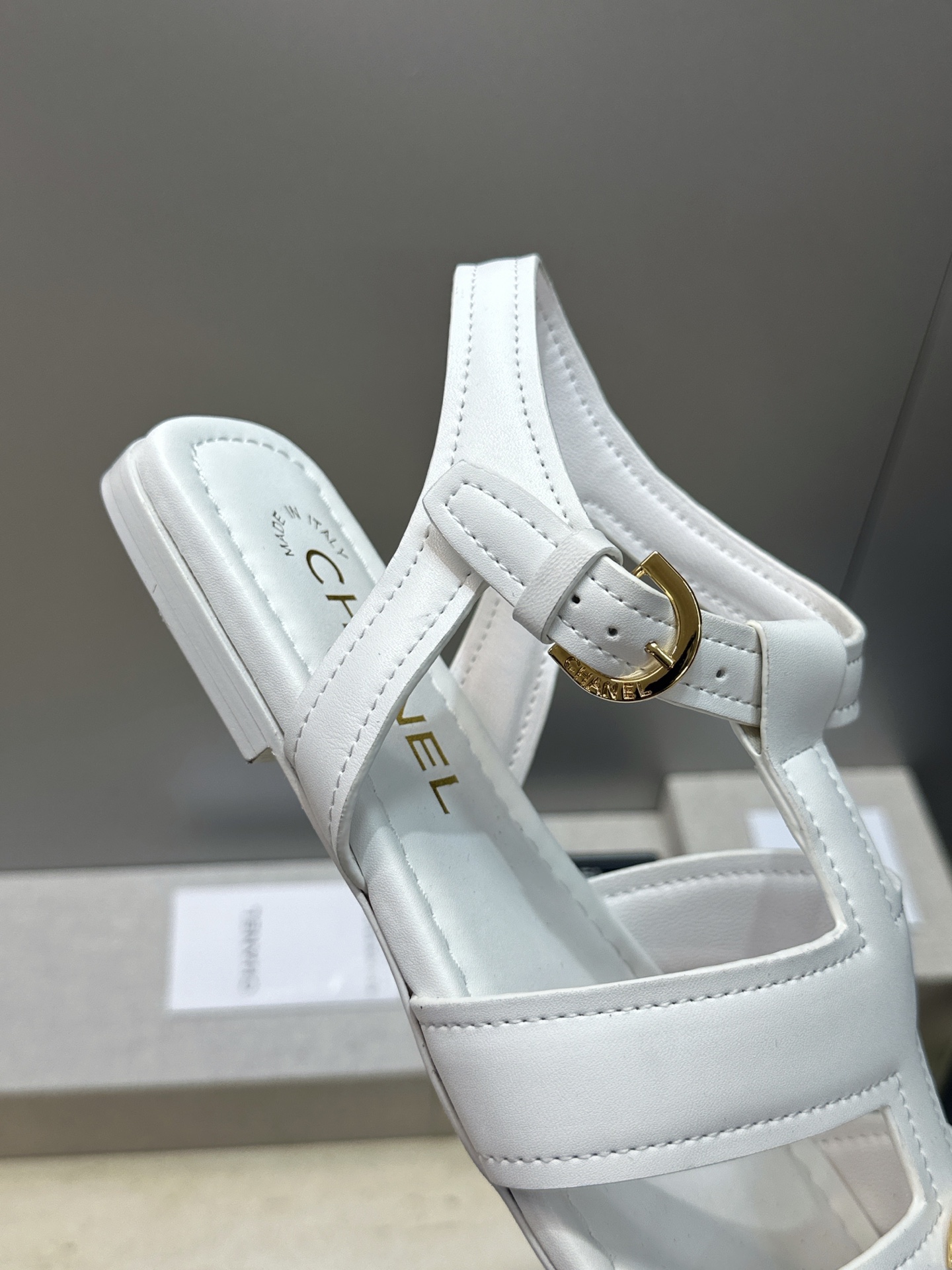 CHANEL 香奈儿 2026春夏新款罗马风格时尚女鞋 小香双C字母logo五金扣平底圆头镂空拼色凉鞋 材质:鞋面进口 CHANEL 香奈儿 2026春夏新款罗马风格时尚女鞋 小香双C字母logo五金扣平底圆头镂空拼色凉鞋 材质:鞋面进口