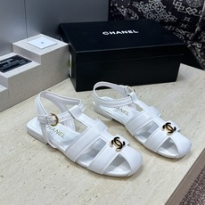 CHANEL 香奈儿 2026春夏新款罗马风格时尚女鞋 小香双C字母logo五金扣平底圆头镂空拼色凉鞋 材质:鞋面进口 CHANEL 香奈儿 2026春夏新款罗马风格时尚女鞋 小香双C字母logo五金扣平底圆头镂空拼色凉鞋 材质:鞋面进口
