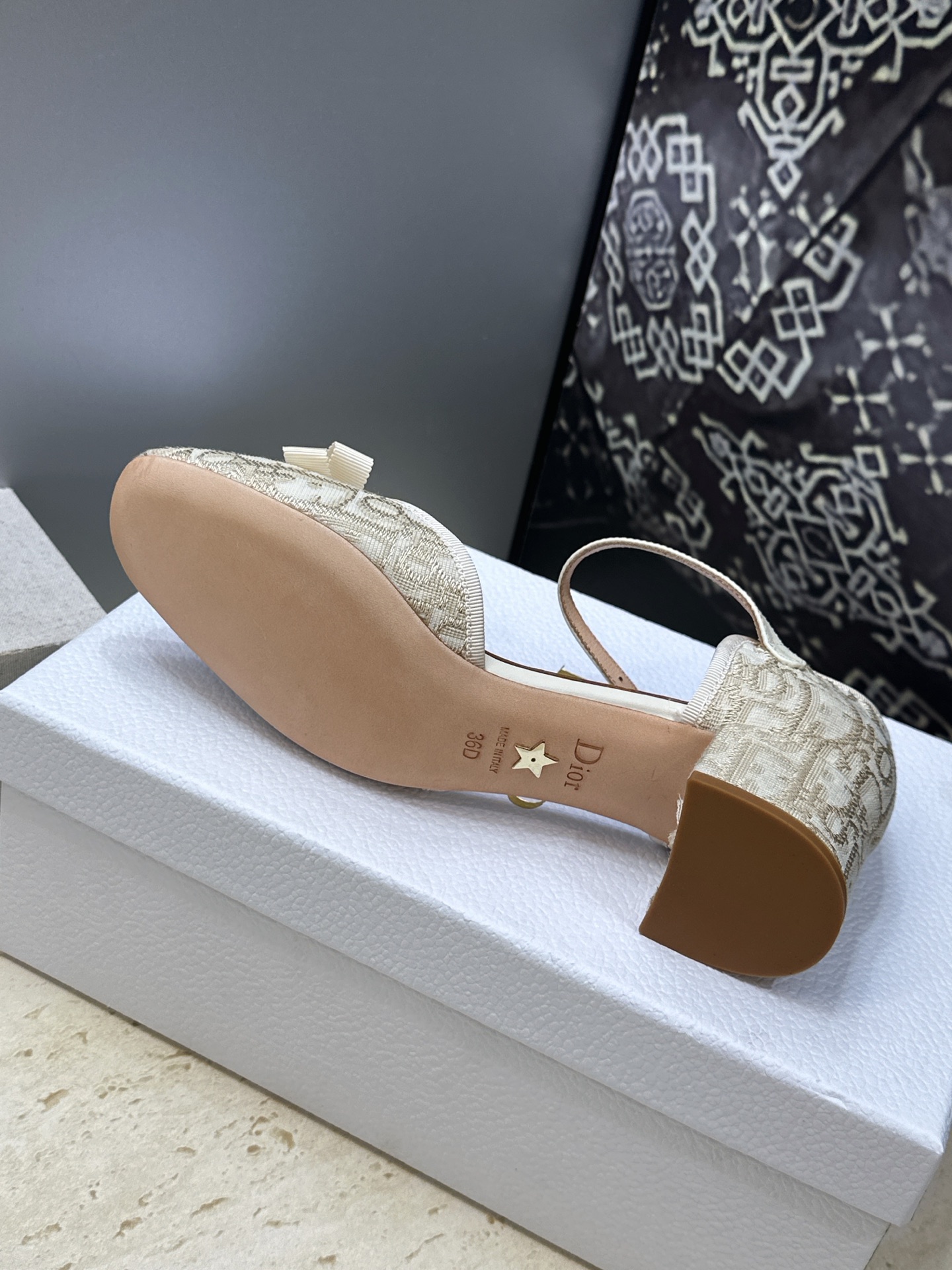 顶级版 迪奥 Dior 2026春夏高定系列新款 Ballet 低跟玛丽珍芭蕾舞女鞋 CD字母logo标志性老花电绣五金 顶级版 迪奥 Dior 2026春夏高定系列新款 Ballet 低跟玛丽珍芭蕾舞女鞋 CD字母logo标志性老花电绣五金