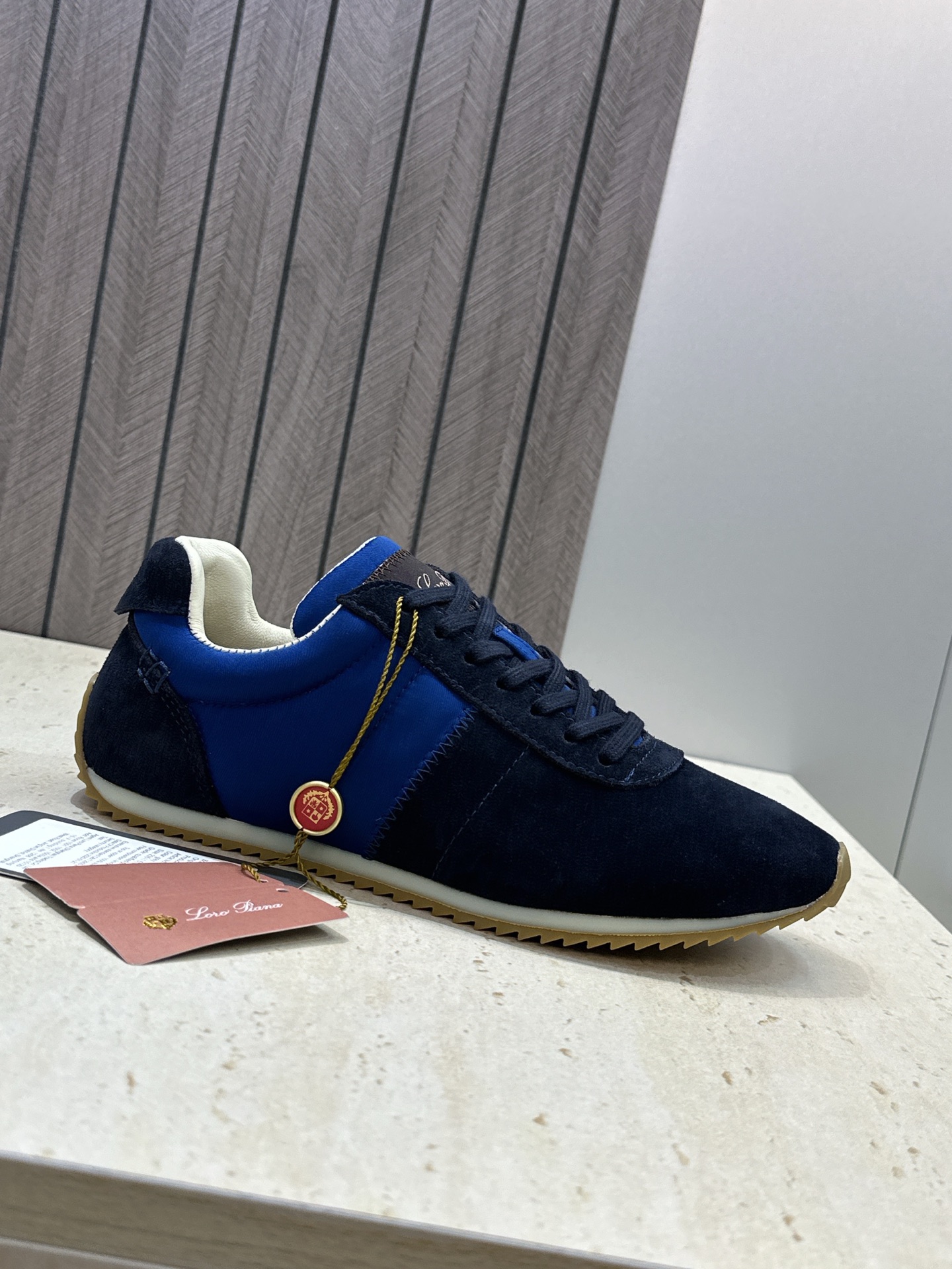 Loro Piana 2026春夏新款情侣系列休闲系带德训鞋 LP字母logo平底圆头老钱风拼色阿甘跑鞋 材质:鞋面进 Loro Piana 2026春夏新款情侣系列休闲系带德训鞋 LP字母logo平底圆头老钱风拼色阿甘跑鞋 材质:鞋面进