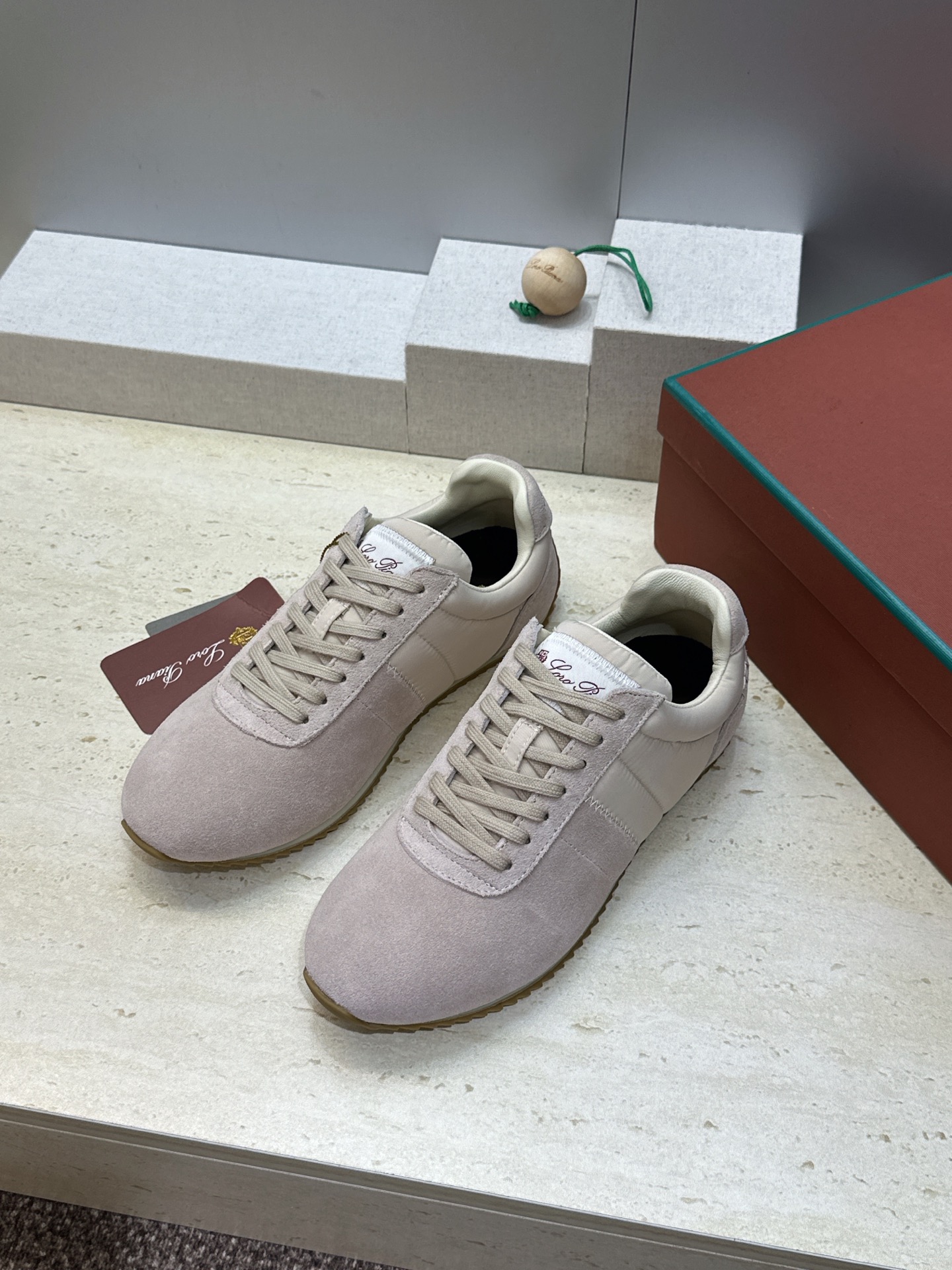 Loro Piana 2026春夏新款情侣系列休闲系带德训鞋 LP字母logo平底圆头老钱风拼色阿甘跑鞋 材质:鞋面进 Loro Piana 2026春夏新款情侣系列休闲系带德训鞋 LP字母logo平底圆头老钱风拼色阿甘跑鞋 材质:鞋面进