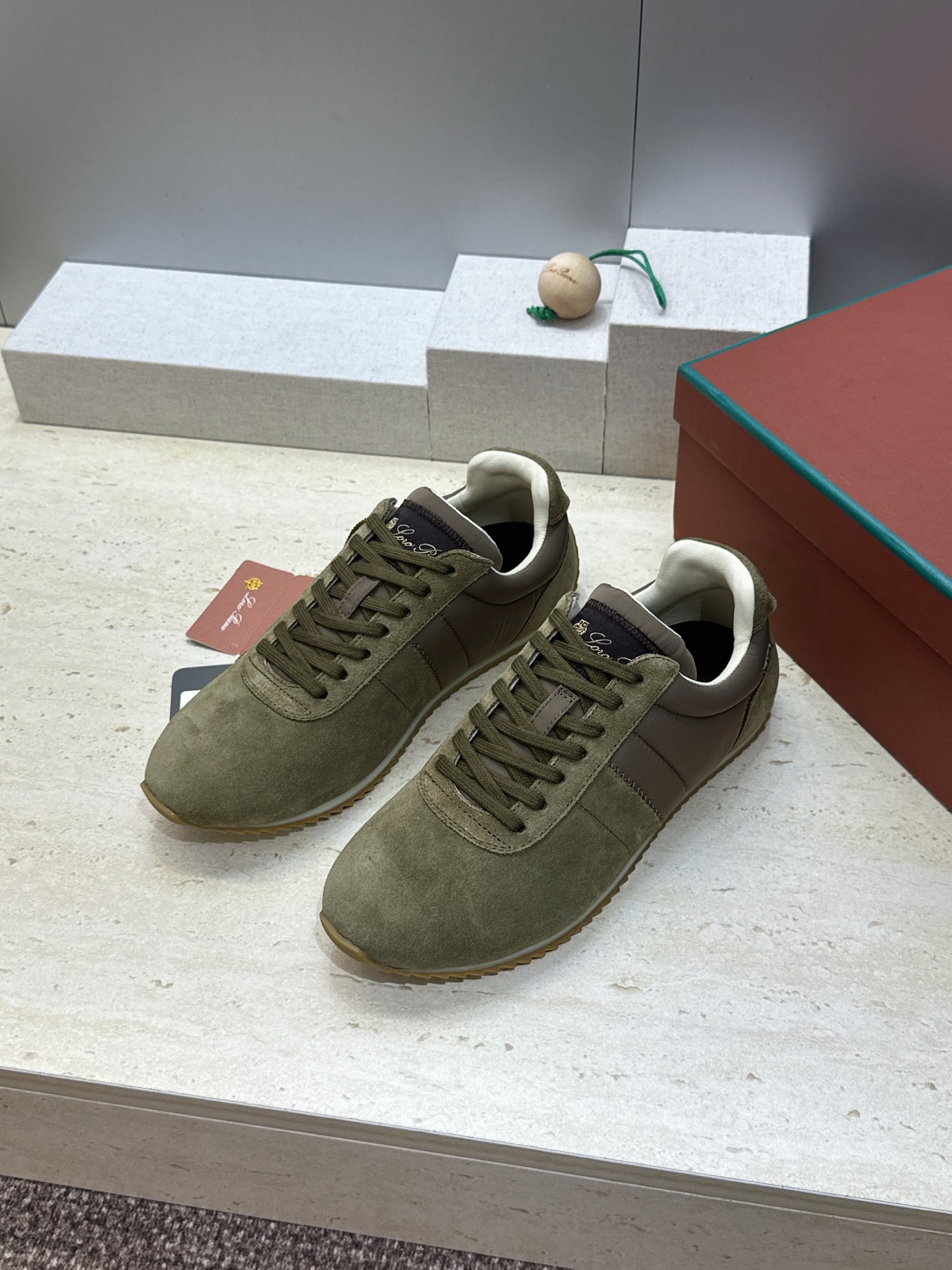 Loro Piana 2026春夏新款情侣系列休闲系带德训鞋 LP字母logo平底圆头老钱风拼色阿甘跑鞋 材质:鞋面进 Loro Piana 2026春夏新款情侣系列休闲系带德训鞋 LP字母logo平底圆头老钱风拼色阿甘跑鞋 材质:鞋面进