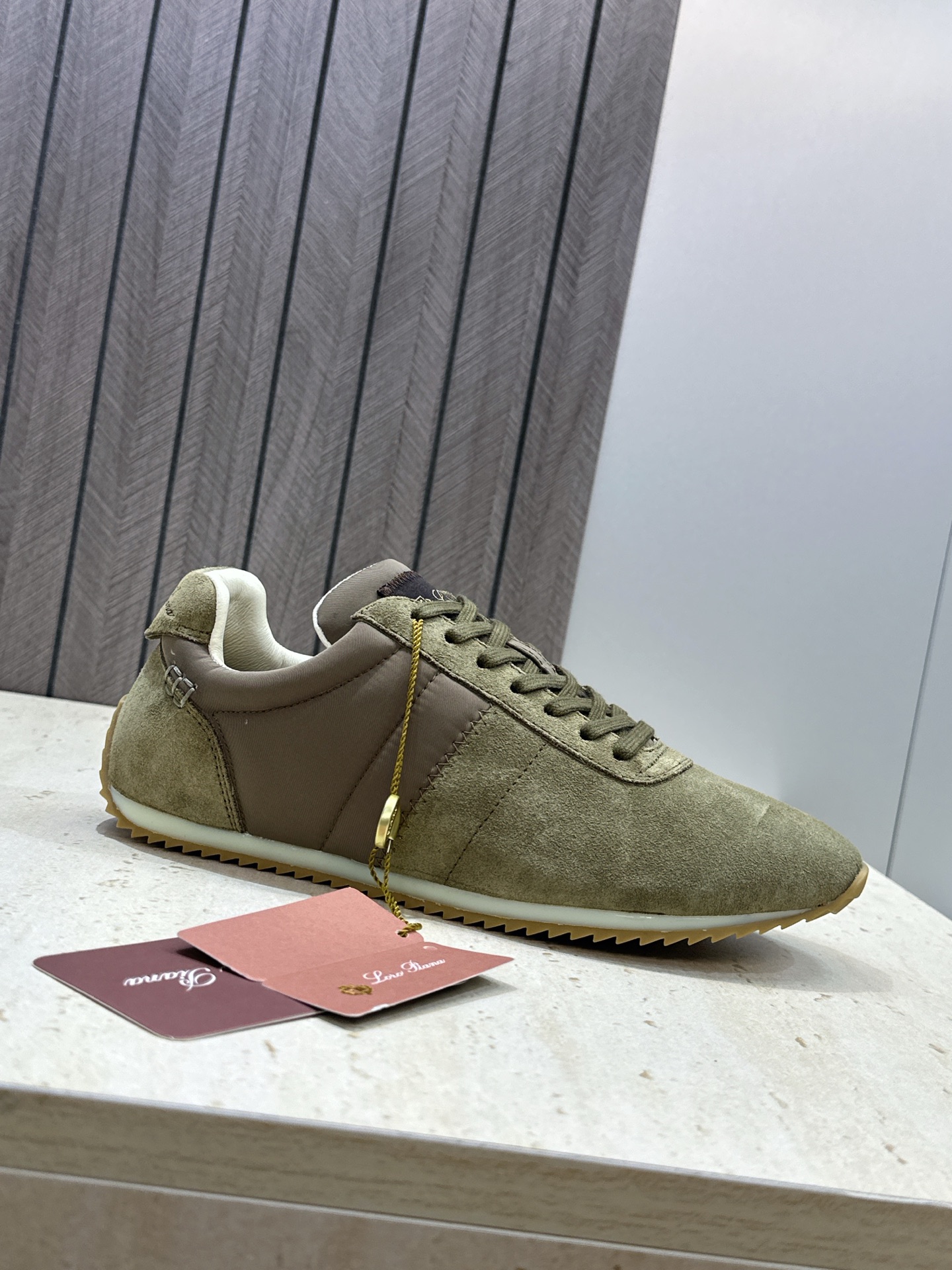 Loro Piana 2026春夏新款情侣系列休闲系带德训鞋 LP字母logo平底圆头老钱风拼色阿甘跑鞋 材质:鞋面进 Loro Piana 2026春夏新款情侣系列休闲系带德训鞋 LP字母logo平底圆头老钱风拼色阿甘跑鞋 材质:鞋面进