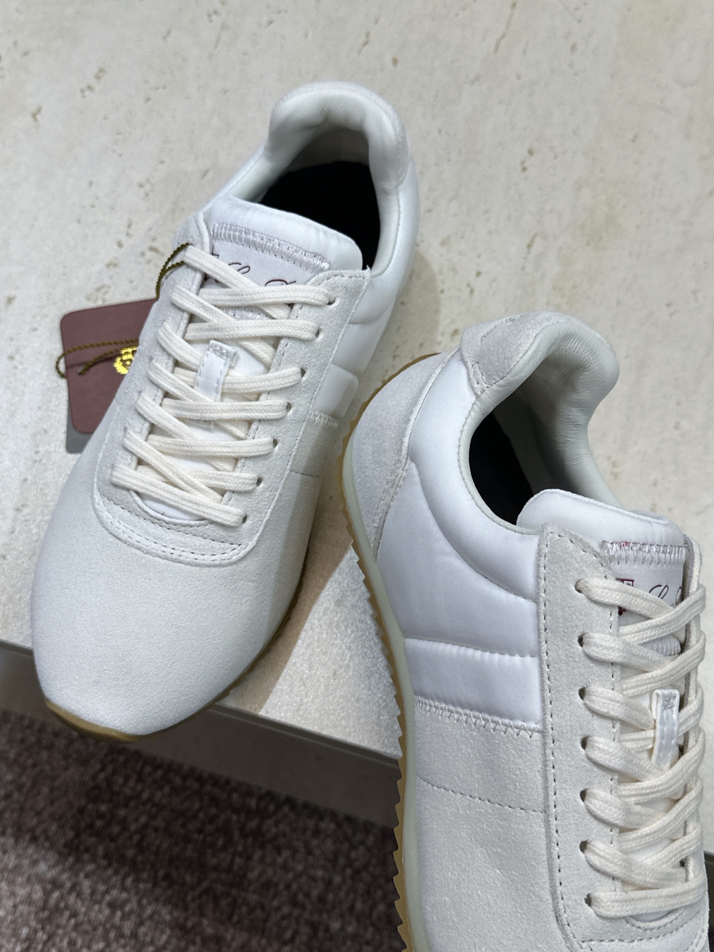 Loro Piana 2026春夏新款情侣系列休闲系带德训鞋 LP字母logo平底圆头老钱风拼色阿甘跑鞋 材质:鞋面进 Loro Piana 2026春夏新款情侣系列休闲系带德训鞋 LP字母logo平底圆头老钱风拼色阿甘跑鞋 材质:鞋面进