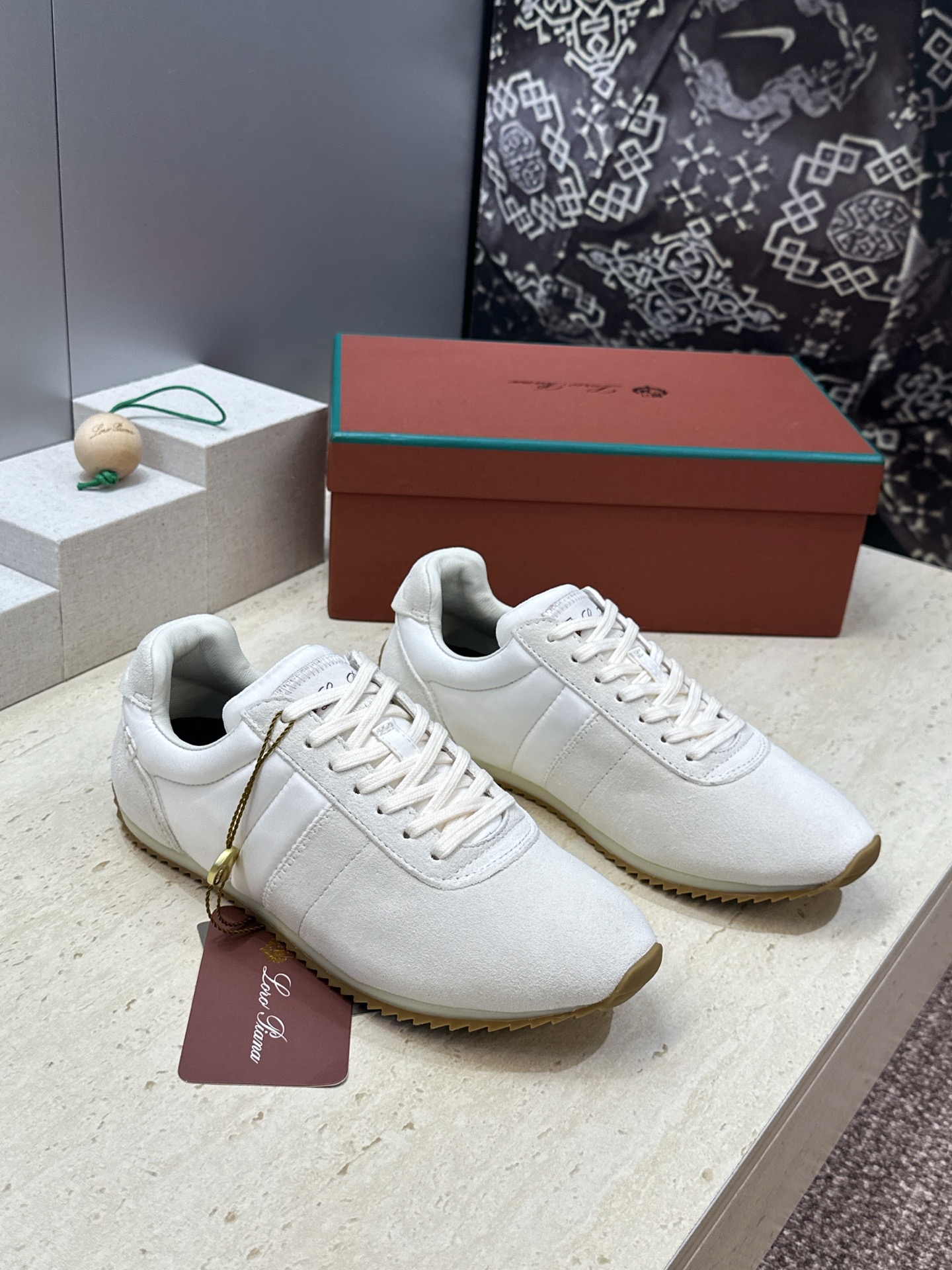 NO:926697,Loro Piana 2026 spring and summer new couple series casual lace-up moral training shoes LP letter logo flat bottom round toe old money style color-blocked Forrest running shoes Material upper imported sheep leather/environmentally friendly breathable technical fabric + water-dyed sheepskin lining + original open mold Tpu outsole Size Women's size 35-41 (40.41 customization is not returnable) Men's size 39-45 (45 customization is not returnable), casual shoes/sports shoes, loro  piana,loro piana,sneakers,sheepskin,sheep19860909Loro Piana 2026春夏新款情侣系列休闲系带德训鞋 LP字母logo平底圆头老钱风拼色阿甘跑鞋 材质鞋面进口羊猄皮/环保透气科技面料+水染羊皮内里+原版开模Tpu大底 Size女码35-41（40.41定制不退换） 男码39-45(45定制不退换),休闲鞋/运动鞋,loro piana,loro piana,sneakers,sheepskin,sheep,Women's Shoes