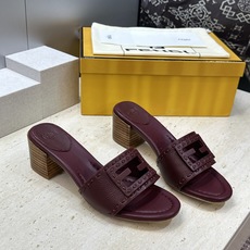 芬迪 Fendi 2026春夏新款果冻色中跟沙滩女鞋 F家字母logo粗跟圆头镂空露趾凉拖鞋 材质:鞋面进口小牛皮+水染 芬迪 Fendi 2026春夏新款果冻色中跟沙滩女鞋 F家字母logo粗跟圆头镂空露趾凉拖鞋 材质:鞋面进口小牛皮+水染