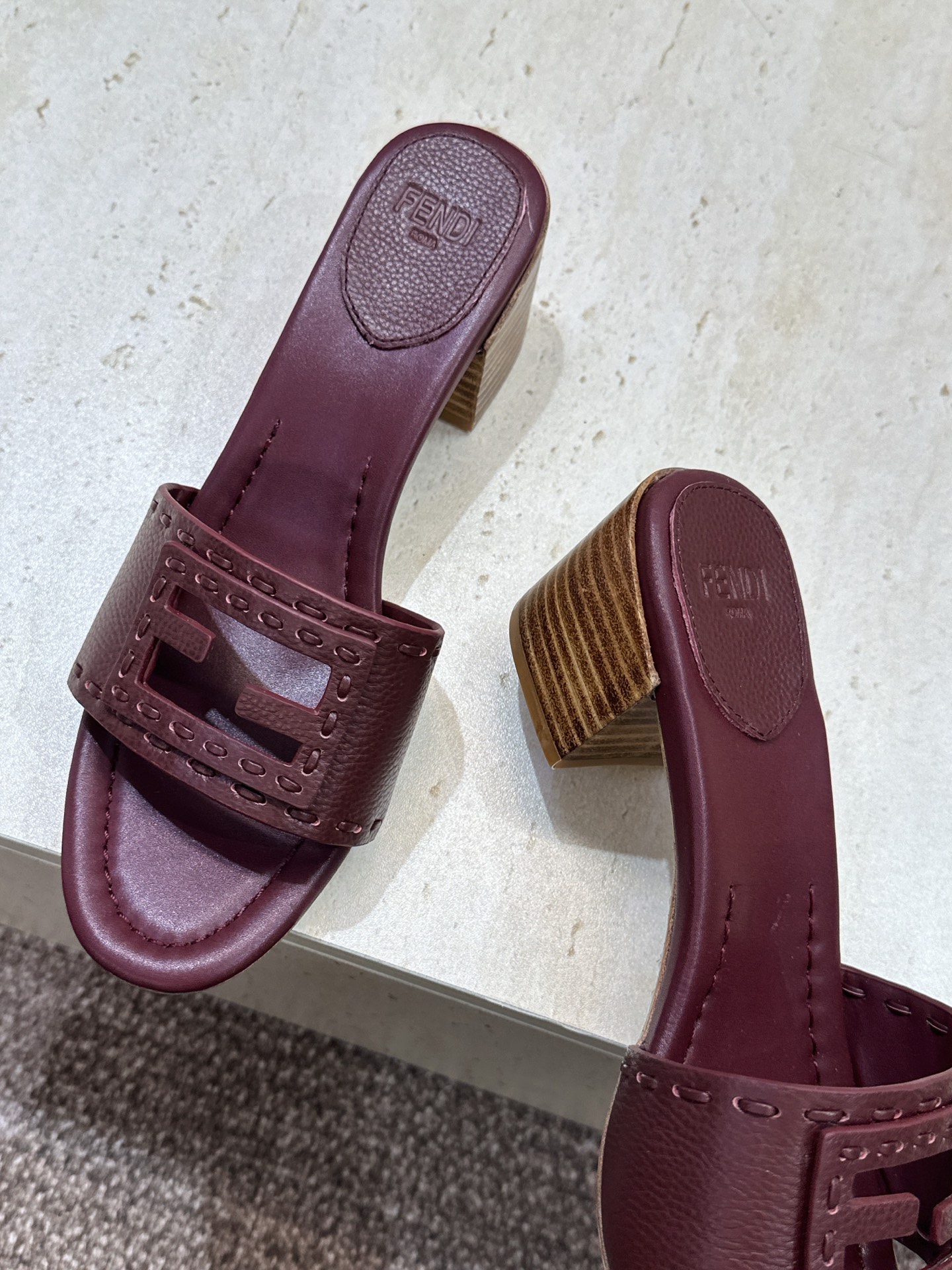 芬迪 Fendi 2026春夏新款果冻色中跟沙滩女鞋 F家字母logo粗跟圆头镂空露趾凉拖鞋 材质:鞋面进口小牛皮+水染 芬迪 Fendi 2026春夏新款果冻色中跟沙滩女鞋 F家字母logo粗跟圆头镂空露趾凉拖鞋 材质:鞋面进口小牛皮+水染
