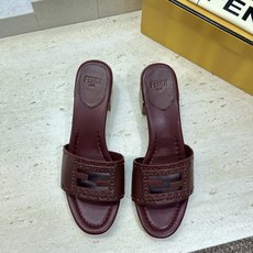 芬迪 Fendi 2026春夏新款果冻色中跟沙滩女鞋 F家字母logo粗跟圆头镂空露趾凉拖鞋 材质:鞋面进口小牛皮+水染 芬迪 Fendi 2026春夏新款果冻色中跟沙滩女鞋 F家字母logo粗跟圆头镂空露趾凉拖鞋 材质:鞋面进口小牛皮+水染