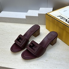 芬迪 Fendi 2026春夏新款果冻色中跟沙滩女鞋 F家字母logo粗跟圆头镂空露趾凉拖鞋 材质:鞋面进口小牛皮+水染 芬迪 Fendi 2026春夏新款果冻色中跟沙滩女鞋 F家字母logo粗跟圆头镂空露趾凉拖鞋 材质:鞋面进口小牛皮+水染