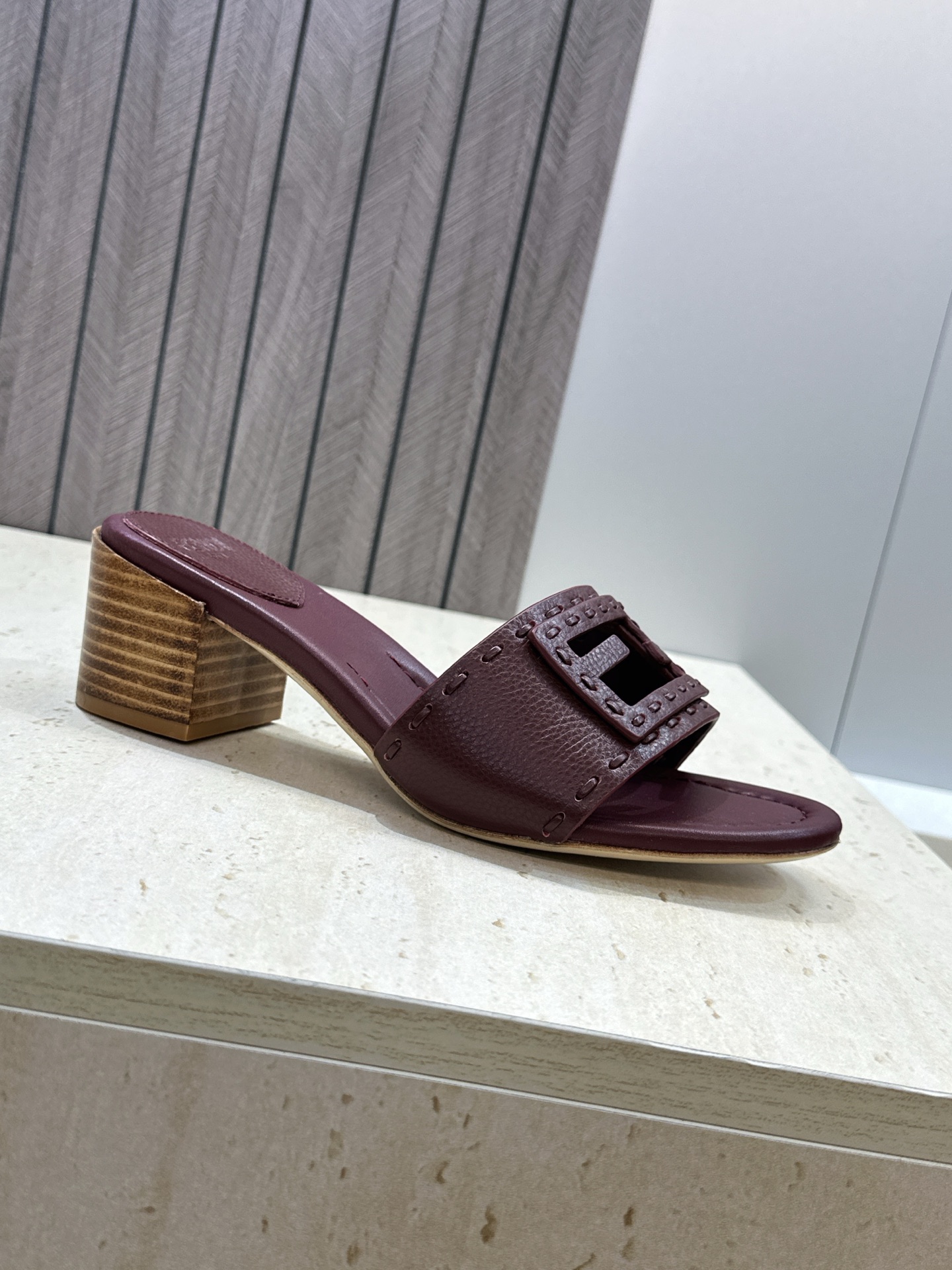 芬迪 Fendi 2026春夏新款果冻色中跟沙滩女鞋 F家字母logo粗跟圆头镂空露趾凉拖鞋 材质:鞋面进口小牛皮+水染 芬迪 Fendi 2026春夏新款果冻色中跟沙滩女鞋 F家字母logo粗跟圆头镂空露趾凉拖鞋 材质:鞋面进口小牛皮+水染