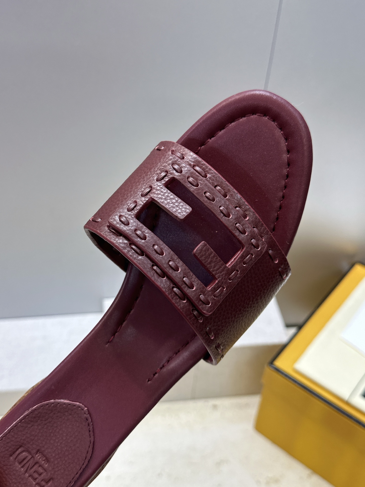 芬迪 Fendi 2026春夏新款果冻色中跟沙滩女鞋 F家字母logo粗跟圆头镂空露趾凉拖鞋 材质:鞋面进口小牛皮+水染 芬迪 Fendi 2026春夏新款果冻色中跟沙滩女鞋 F家字母logo粗跟圆头镂空露趾凉拖鞋 材质:鞋面进口小牛皮+水染