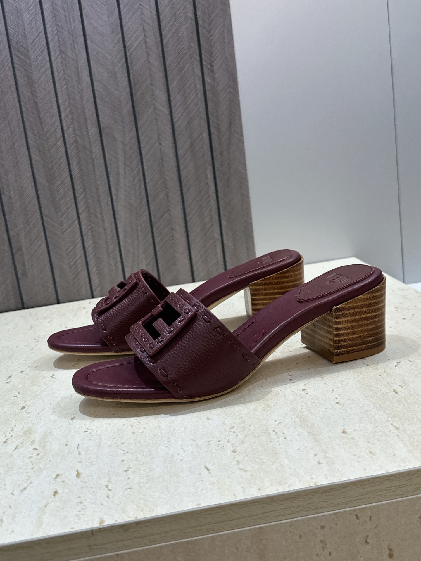 芬迪 Fendi 2026春夏新款果冻色中跟沙滩女鞋 F家字母logo粗跟圆头镂空露趾凉拖鞋 材质:鞋面进口小牛皮+水染 芬迪 Fendi 2026春夏新款果冻色中跟沙滩女鞋 F家字母logo粗跟圆头镂空露趾凉拖鞋 材质:鞋面进口小牛皮+水染