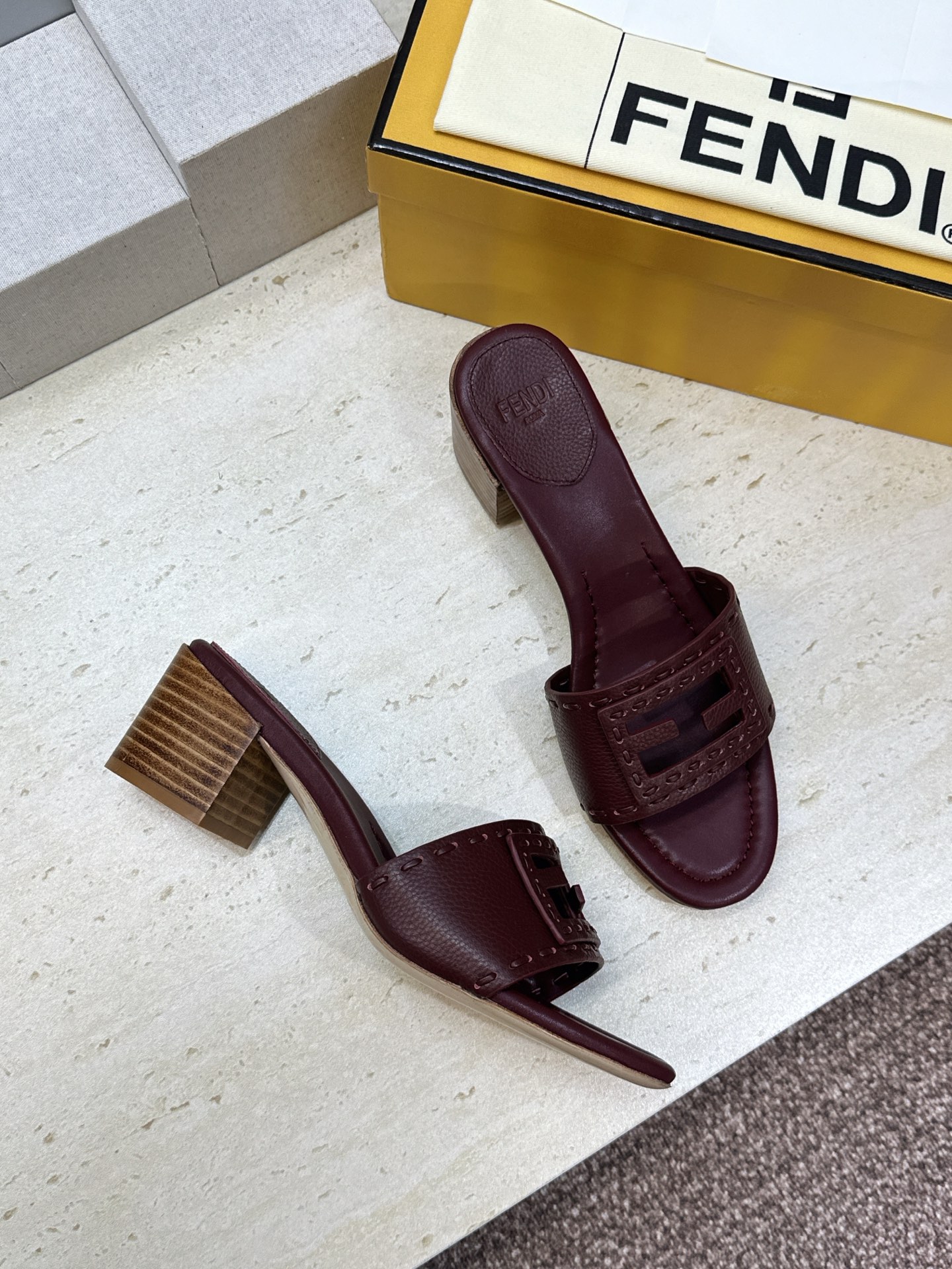 芬迪 Fendi 2026春夏新款果冻色中跟沙滩女鞋 F家字母logo粗跟圆头镂空露趾凉拖鞋 材质:鞋面进口小牛皮+水染 芬迪 Fendi 2026春夏新款果冻色中跟沙滩女鞋 F家字母logo粗跟圆头镂空露趾凉拖鞋 材质:鞋面进口小牛皮+水染