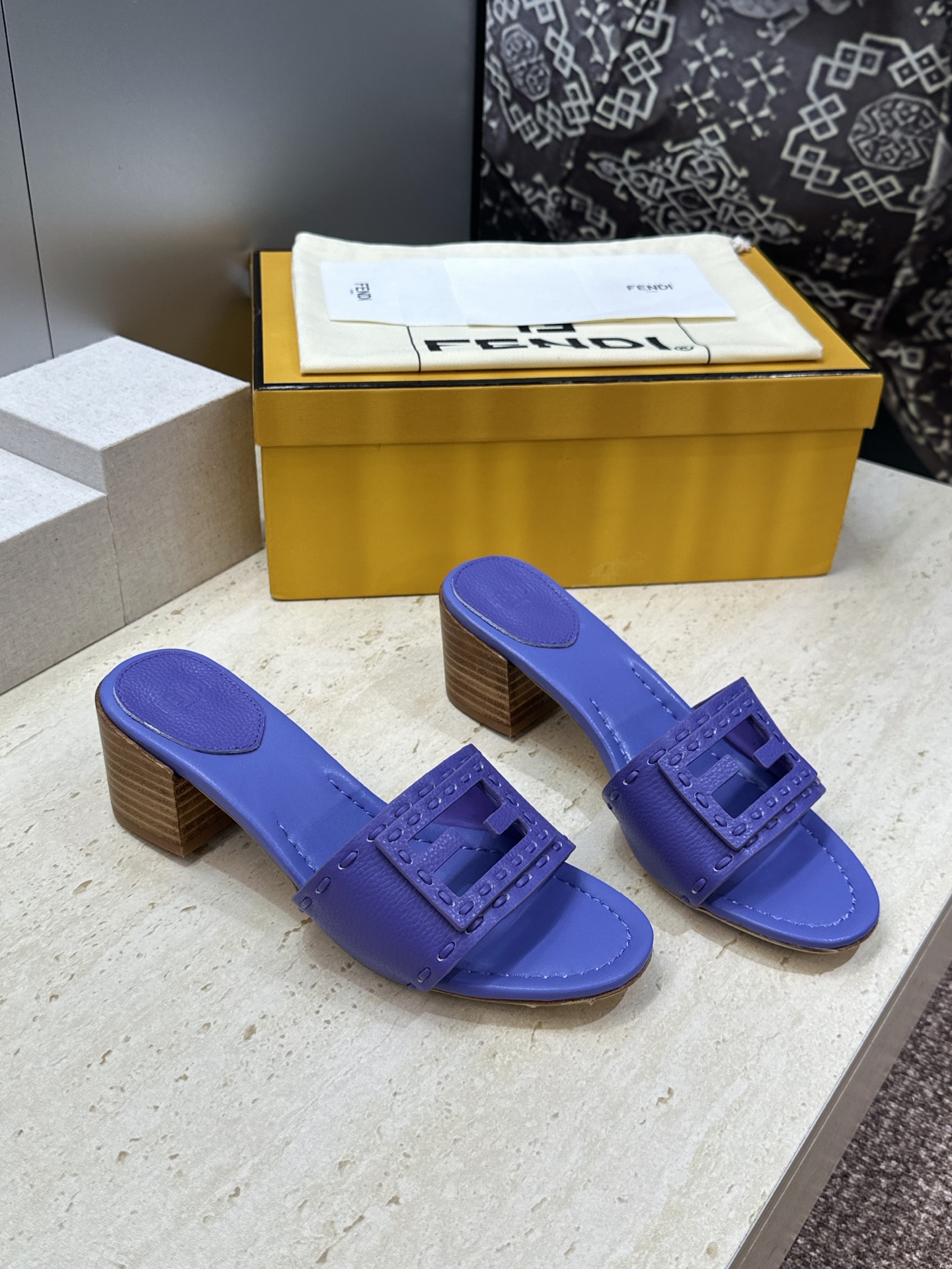 芬迪 Fendi 2026春夏新款果冻色中跟沙滩女鞋 F家字母logo粗跟圆头镂空露趾凉拖鞋 材质:鞋面进口小牛皮+水染 芬迪 Fendi 2026春夏新款果冻色中跟沙滩女鞋 F家字母logo粗跟圆头镂空露趾凉拖鞋 材质:鞋面进口小牛皮+水染