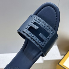 芬迪 Fendi 2026春夏新款果冻色中跟沙滩女鞋 F家字母logo粗跟圆头镂空露趾凉拖鞋 材质:鞋面进口小牛皮+水染 芬迪 Fendi 2026春夏新款果冻色中跟沙滩女鞋 F家字母logo粗跟圆头镂空露趾凉拖鞋 材质:鞋面进口小牛皮+水染