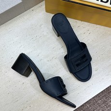 芬迪 Fendi 2026春夏新款果冻色中跟沙滩女鞋 F家字母logo粗跟圆头镂空露趾凉拖鞋 材质:鞋面进口小牛皮+水染 芬迪 Fendi 2026春夏新款果冻色中跟沙滩女鞋 F家字母logo粗跟圆头镂空露趾凉拖鞋 材质:鞋面进口小牛皮+水染